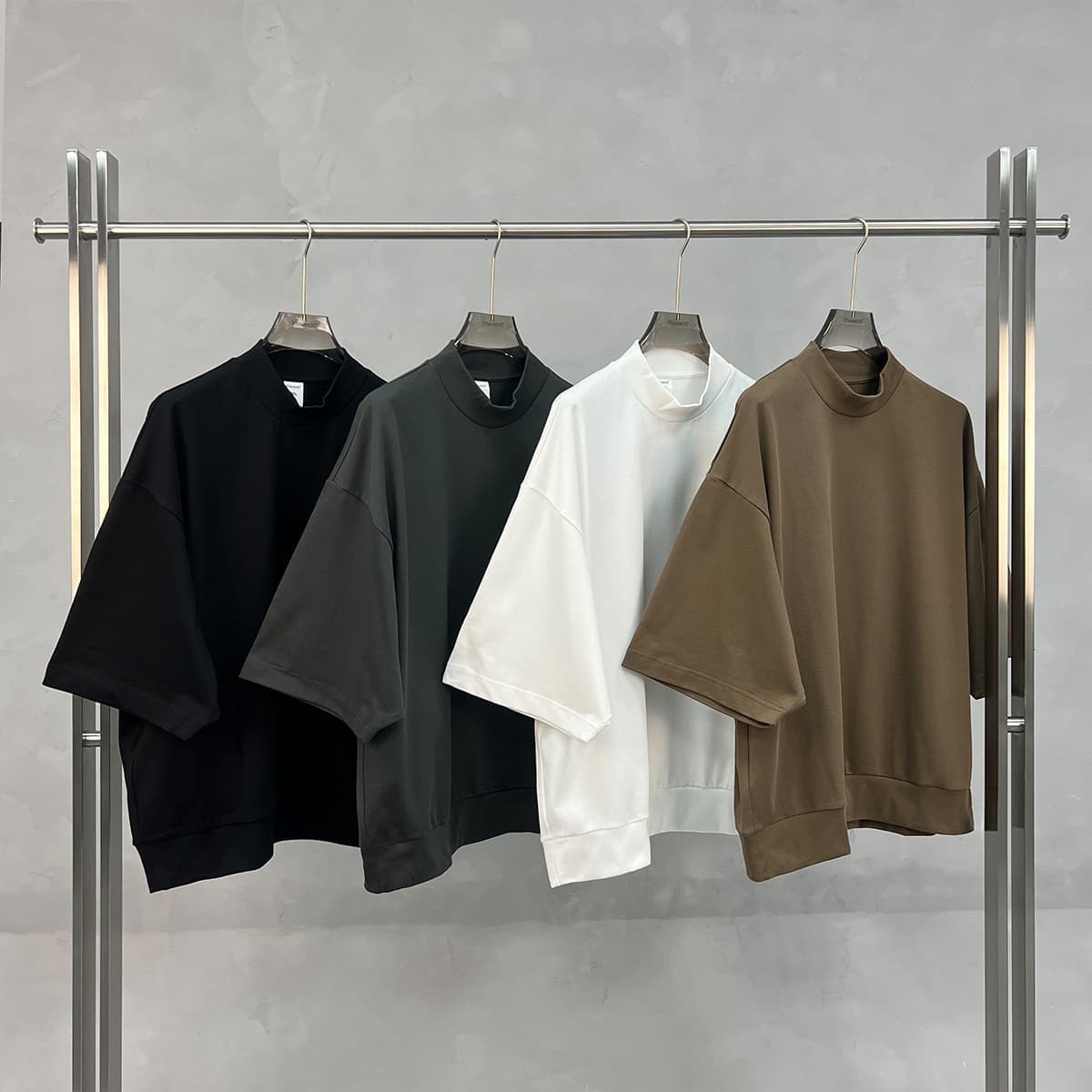 Men‘s Mock Neck Boxy Fit 305g Cotton T-Shirt thumbnail 2